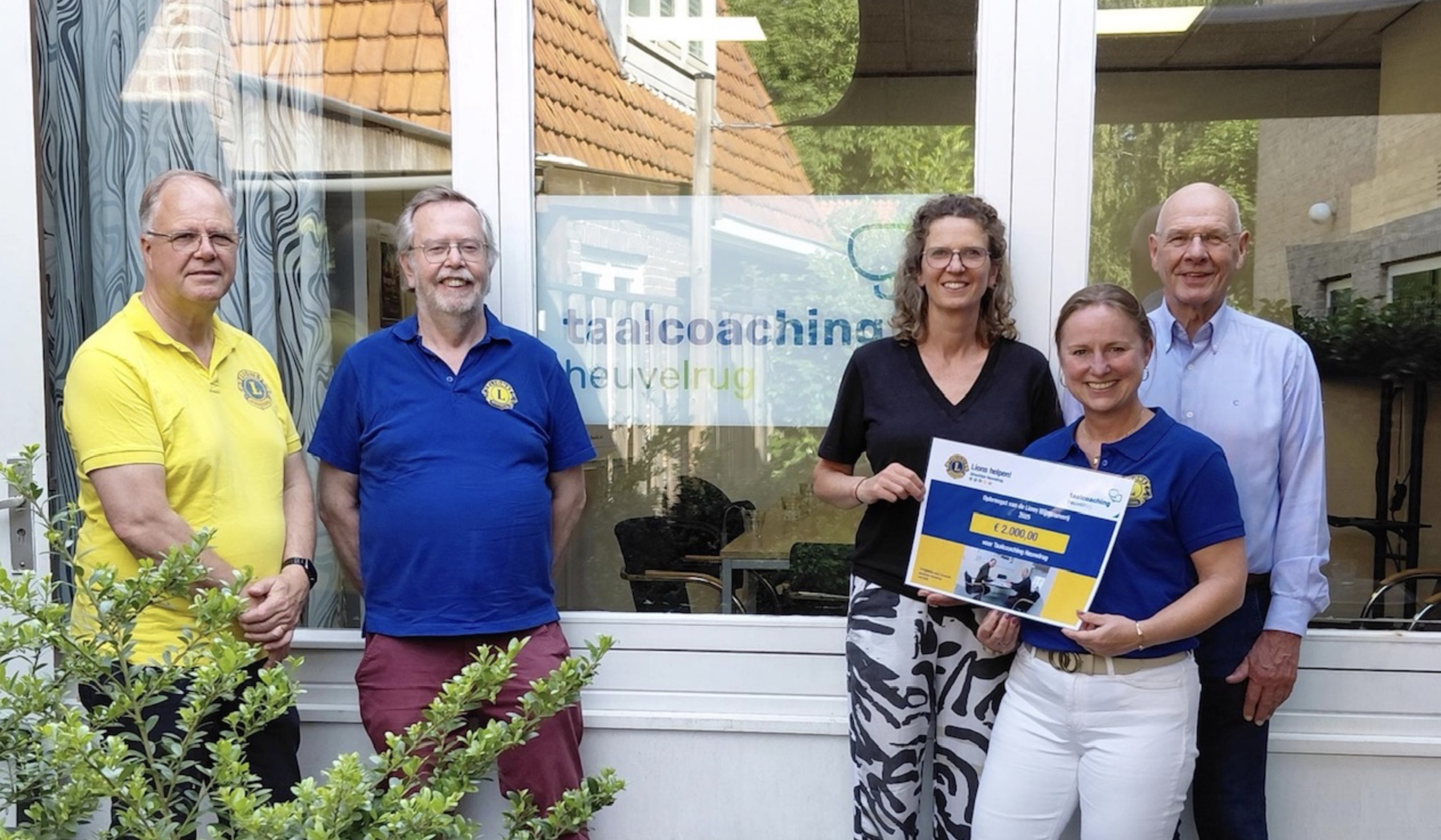 Je bekijkt nu Taalcoaching ontvangt cheque van Lions Club Utrechtse Heuvelrug